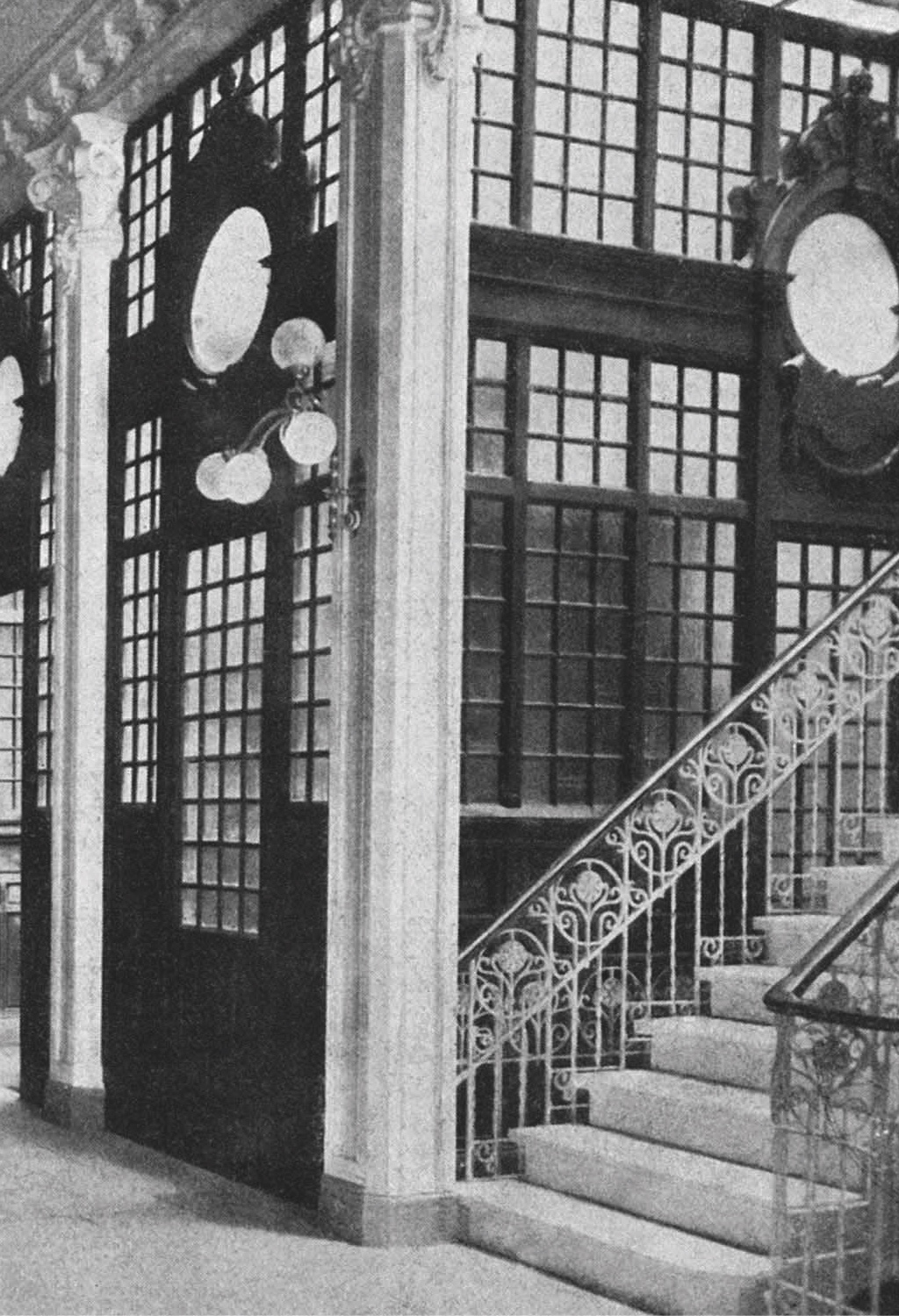 Interior histórico con escalera