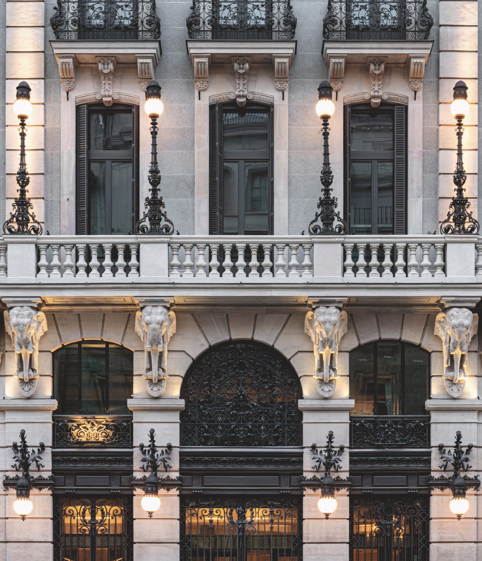 Fachada iluminada de Centro Canalejas