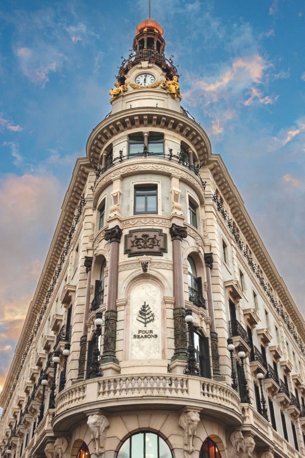 Torre de Centro Canalejas con cielo